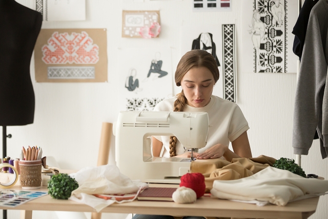 DIY: כיצד לשדרג את המלתחה שלך עם תיקונים ותוספות בעזרת מכונת תפירה. adobestock (אילוסטרציה)